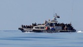 Người tị nạn trên tàu của Cảnh sát biển Libya ngày 31-1, sau khi được cứu ở Địa Trung Hải. Ảnh: REUTERS