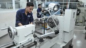 Sinh viên Trường Đại học Hutech thực hành trên máy CNC Ảnh: CAO THĂNG
