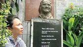 Nhạc sĩ Trần Quế Sơn bên mộ thi sĩ Bùi Giáng