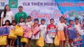 Trao quà các học sinh khó khăn biết vươn lên học tốt ở Bình Thuận