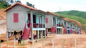 Những ngôi nhà ngói mới cao tầng, xây dựng bằng cột bê tông cốt thép giúp bà con người Chứt phần nào vượt qua khó khăn, không còn lo cảnh ở nhà dột, mưa bão, lũ lụt