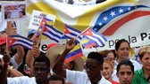 Ngày 25-8, hàng trăm người đã tham gia cuộc tuần hành tại thủ đô Havana nhằm phản đối việc can thiệp vào Venezuela. Nguồn: XINHUA