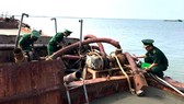 Bộ đội Biên phòng TPHCM tạm giữ một sà lan hút cát trái phép