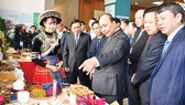 Thủ tướng Nguyễn Xuân Phúc tham quan các gian hàng trưng bày đặc sản của Cao Bằng Ảnh: Viết Chung