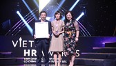 Phó Tổng Giám đốc Nguyễn Hoàng Dũng đại diện VietinBank nhận giải thưởng Vietnam HR Awards 2018
