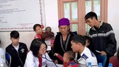 Nhiều đồng bào người dân tộc được các bác sĩ trẻ khám bệnh, tư vấn về chăm sóc sức khỏe