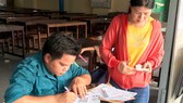 Dịch vụ cò hỗ trợ khách hàng hoàn thiện hồ sơ giấy khám sức khỏe Ảnh: HOÀNG HÙNG