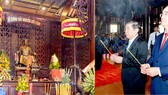 Bí thư Thành ủy TPHCM Nguyễn Thiện Nhân và Chủ tịch UBND TPHCM Nguyễn Thành Phong dâng hương Đức Lễ thành hầu Nguyễn Hữu Cảnh. Ảnh: VIỆT DŨNG