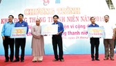 Ông Ngô Thanh Trí - Phó Giám đốc Công ty XSKT Đồng Tháp (bìa phải) nhận bảng tượng trưng trao nhà tình thương từ đơn vị tổ chức