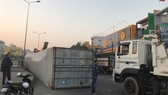 Container lật trên quốc lộ 51 đoạn gần ngã tư Vũng Tàu. Ảnh: TIẾN MINH