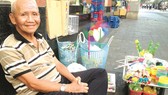 Ông Chuột bên mâm đồ chơi dân gian với những con thú màu sắc có giá khoảng 20.000 đồng/con