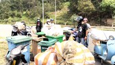 Nhóm bạn dọn dẹp tại khu vực bãi Đá Đen (bán đảo Sơn Trà, Đà Nẵng)
