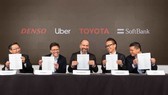 CEO Uber Dara Khosrowshahi và các đối tác tại buổi ký kết thỏa thuận đầu tư. ẢNH: UBER