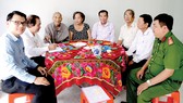 Các vị khách đến thăm nhân sĩ Nguyễn Hữu Hạnh về nhà mới Ảnh: Q.AN