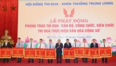 Thủ tướng Nguyễn Xuân Phúc trao Cờ thi đua của Chính phủ cho các địa phương. Ảnh VGP