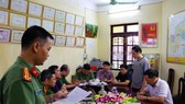 Cơ quan an ninh điều tra, Công an tỉnh Hà Giang đọc lệnh bắt tạm giam đối với Vũ Trọng Lương. Ảnh: TTXVN