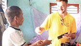 Ông Nguyễn Văn Quang đang trả lại tài sản cho du khách nước ngoài