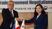 Bộ trưởng Thương mại Hàn Quốc Yoo Myung-hee và người đồng cấp Philippines Ramon Lopez - Ảnh: YONHAP/TTXVN