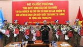 Thượng tướng Nguyễn Chí Vịnh trao quyết định của Chủ tịch nước cho 7 sĩ quan đi làm nhiệm vụ gìn giữ hòa bình tại Nam Sudan và Cộng hòa Trung Phi.