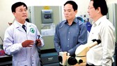 Phó Bí thư Thường trực Thành ủy TPHCM Trần Lưu Quang thăm các phòng thí nghiệm tại Trường ĐH Quốc tế (ĐH Quốc gia TPHCM). Ảnh: THANH HÙNG