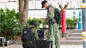 Cơ quan an ninh Thái Lan kiểm tra bom. Ảnh: REUTERS