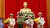 Bộ trưởng Tô Lâm tặng hoa chúc mừng các Nghệ sĩ nhân dân vừa được Nhà nước phong tặng danh hiệu.