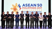 Các Ngoại trưởng chụp ảnh chung tại lễ khai mạc Hội nghị AMM lần thứ 50 ở Manila, Philippines ngày 5-8. Ảnh: REUTRES