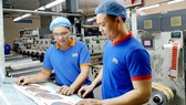 Huỳnh Ngọc Thạch (mang kính) luôn tận tình, chia sẻ kinh nghiệm công việc với đồng nghiệp
