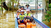 Học sinh vùng lũ đầu nguồn An Phú (An Giang) được đưa rước đến trường miễn phí