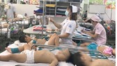 Quá tải bệnh nhi nằm điều trị bệnh tay chân miệng tại Bệnh viện Nhi đồng 1 (TPHCM). Ảnh: THÀNH AN