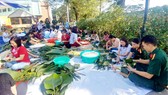 Các bác sĩ làm bánh chưng tặng bệnh nhân nghèo