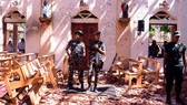 Cảnh sát Sri Lanka bên trong nhà thờ Sebastian tại Katuwapitiya ở Negombo. Ảnh: Getty Images
