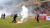 Pháo sáng và mảng tối của V-League