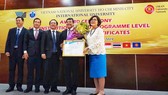 Ban Giám hiệu trường Đại học Quốc tế cùng PGS.TS. Huỳnh Thành Đạt – Giám đốc Đại học Quốc Gia Hồ Chí Minh nhận chứng nhận đạt chuẩn đánh giá chất lượng cấp cơ sở giáo dục theo bộ tiêu chuẩn của Mạng lưới các trường đại học Đông Nam Á từ PGS.TS. Nantana Ga