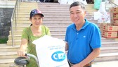 Đại diện CEP chi nhánh quận 8 tặng quà cho khách hàng vay vốn tại CEP