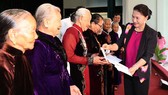Chủ tịch Quốc hội Nguyễn Thị Kim Ngân tặng sổ tiết kiệm cho người có công tại tỉnh Quảng Nam