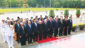 Đoàn đại biểu Đảng, Nhà nước đến đặt vòng hoa và vào Lăng viếng Chủ tịch Hồ Chí Minh Ảnh: TTXVN Đoàn đại biểu Đảng, Nhà nước đến đặt vòng hoa và vào Lăng viếng Chủ tịch Hồ Chí Minh Ảnh: TTXVN