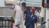 Người thu gom rác dân lập sẽ được tiếp cận các chính sách an sinh xã hội Ảnh: THÀNH TRÍ