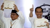 Đương kim Tổng thống Indonesia Joko Widodo (phải) và đối thủ Prabowo Subianto sẽ tranh cử Tổng thống vào năm sau. Ảnh: Reuters