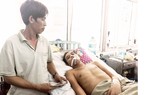 Anh Nguyễn Phi Tân đang điều trị tại BVĐK tỉnh Bình Định