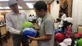 Người tiêu dùng phân biệt nón thật - nón giả tại TPHCM