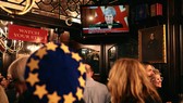 Người dân Anh theo dõi buổi truyền hình trực tiếp bài phát biểu của Thủ tướng Theresa May sau khi dự thảo Brexit được Nội các thông qua. (Nguồn: Getty Images)
