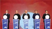 Thủ tướng Nguyễn Xuân Phúc và các đại biểu thực hiện nghi thức khai trương Cảng hàng không quốc tế Vân Đồn (Quảng Ninh) Ảnh: TTXVN