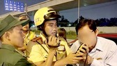 CSGT kiểm tra đo nồng độ cồn với người lái xe