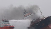 Tàu chở dầu bốc cháy ngoài khơi Hong Kong. Ảnh: SCMP