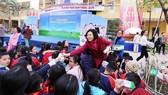 Bà Bùi Thị Hương, Giám đốc Điều hành Vinamilk trao sữa cho các em học sinh tại Lễ phát động thực hiện chương trình Sữa học đường tại thủ đô Hà Nội, đầu tháng 1-2019. Ảnh: VNM