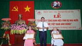 Tỉnh Trà Vinh trao tặng Danh hiệu Bà mẹ Việt Nam Anh hùng cho các mẹ. Ảnh: TTXVN