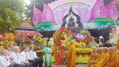 Chủ tịch HĐND TPHCM Nguyễn Thị Lệ tặng hoa chư tôn đức Ban Trị sự Giáo hội Phật giáo Việt Nam quận 3