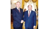 Thủ tướng Nguyễn Xuân Phúc gặp Quyền Thống đốc Saint Petersburg Ảnh: TTXVN