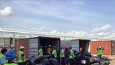 Lực lượng chức năng tiến hành kiểm tra. Ảnh: TTXVN